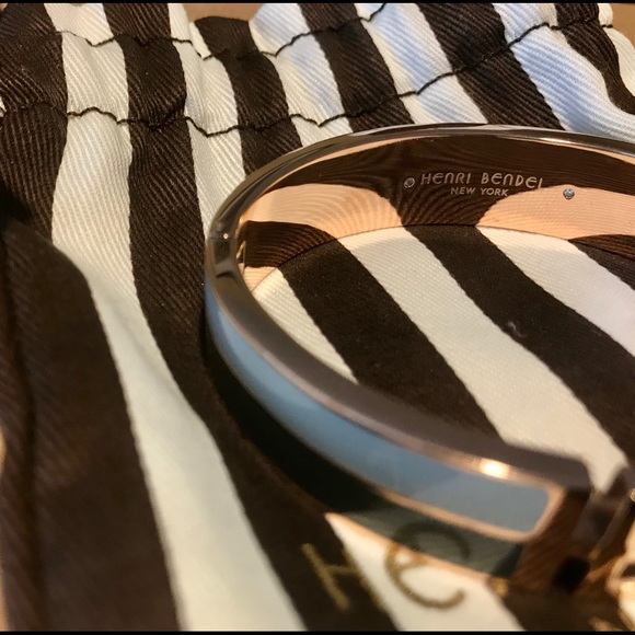 BNWT Henri Bendel logo enamel bangle - Picture 3 of 3